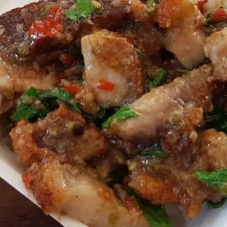 กะเพราหมูกรอบ (กับข้าว)