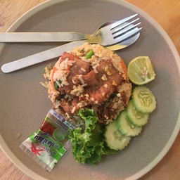 ข้าวผัด + เนื้อสัตว์ทอด