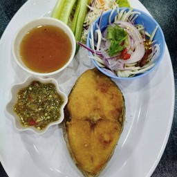 ปลาอินทรีย์ทอดน้ำปลา