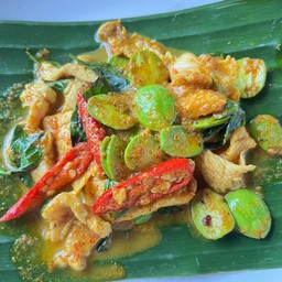 ผัดเผ็ดไก่สะตอ ราดข้าว