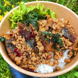 ข้าว กะเพรา ไข่เยี่ยวม้า หมูสับ