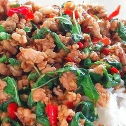 กะเพราหมูสับราดข้าว