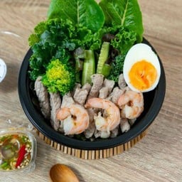 ยำกุ้งหมูซีฟู๊ดแซ่บไข่ต้ม (Keto)