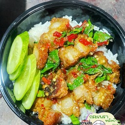 กระเพราหมูกรอบราดข้าว