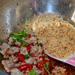 ยำมาม่าหมูสับ