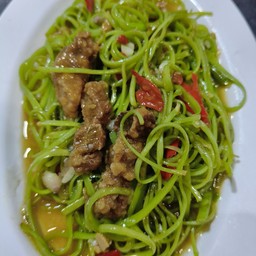 ผักบุ้งฝอยหมูกรอบ