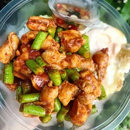 ผัดพริกแกง ไก่ ราดข้าว