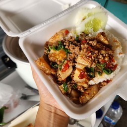 กะเพรา หมูกรอบ หมูสับ