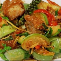 ผัดเผ็ดหมูกรอบ