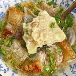 เกี๊ยวน้ำฮ่องกง + หมูกรอบ