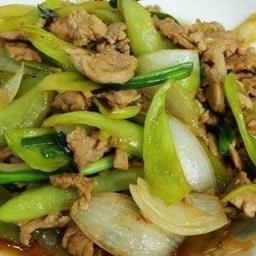 ผัดพริกอ่อนหมูชิ้นราดข้าว