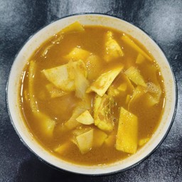 แกงเหลืองเนื้อปลากระพงใส่หน่อไม้ดอง + ยอดมะพร้าวอ่อน