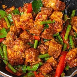 ผัดพริกแกงหมูกรอบ+ไข่ดาว