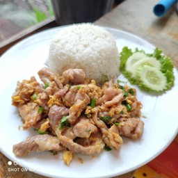 ข้าวราด กระเทียมผัดไข่