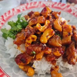 ข้าวหมูกรอบผัดเม็ดมะม่วง