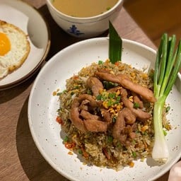 oข้าวผัดคั่วพริกเกลือสันคอหมู