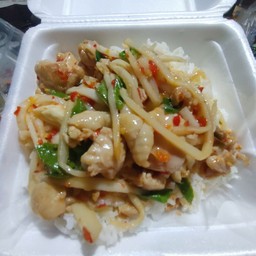 กระเพราหน่อไม้ดองไก่