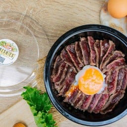 ข้าวหน้าเนื้อริบอายย่างไข่ออนเซ็น