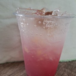 บ้วย น้ำแดง โซดา