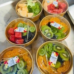 ร้านผลไม้สดปอกพร้อมทานและปั่นสมูทตี้