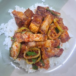 ผัดพริกแกงหมูกรอบ