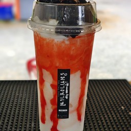 นมสดปั่นราดซอสสตอเบอรี่เฉาก๊วย