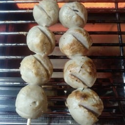 หมึกย่างและใส้กรอกพันสามชั้นบาร์บีคิว พุทธชาด