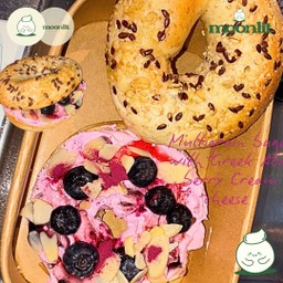 เบเกิ้ลมัลติเกรน กรีกครีมชีสอาซาอิเบอร์รี่