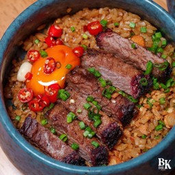 ข้าวหอมมะลิร้อนๆคลุกซอสเกาหลีผัดน้ำพริกเผา  ท๊อปปิ้งด้วยเนื้อย่าง ไข่ดองหนึบๆ