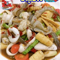 ตำหน่อไม้กุ้งแซ่บ (กุ้ง หมึก หอยนางรม)