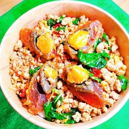 กะเพราหมูสับไข่เยี่ยวม้า