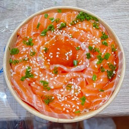 ข้าวด้ง แซลม่อนซาซิมิไข่ดองหนึบหนับๆ (วาซาบิ โชยุ น้ำจิ้มซีฟู๊ด)