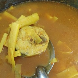 แกงส้มยอดมะพร้าวกับปลาทะเล