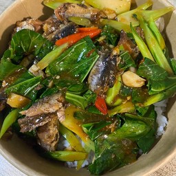 ข้าวหน้าผัดคะน้าปลากระป๋อง