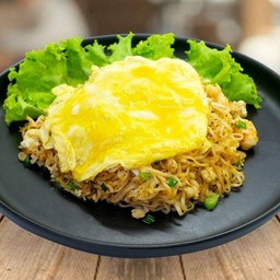 มาม่ากะเพราไข่ข้น หมูชิ้น