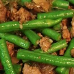 ข้าวหน้าวุ้นเส้นผัดถั่วฝักยาวหมูสับ