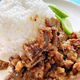 เนื้อกระเทียมราดข้าว