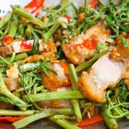 ผัดกระเฉดหมูกรอบ