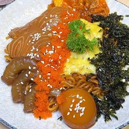 มาม่าผัดซอสเกาหลี ท๊อปปิ้ง กุ้งดอง ไข่กุ้ง ชีส ยำสาร่ายญี่ปุ่น กิมจิ