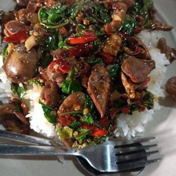 กะเพราเครื่องในไก่