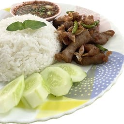 ข้าวหมูทอดกระเทียมพริกสด + น้ำจิ้มแจ่ว