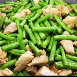 ข้าวหน้าผัดถั่วฝักยาวหมูชิ้น