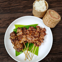 หมูปิ้ง สูตรเหล่า 10 ไม้ แถมฟรีข้าวเหนียว