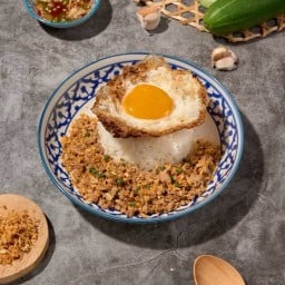 หมูสับผัดกระเทียมคั่วแห้ง — Stir-fried Minced Pork with Garlic (Dry Style)