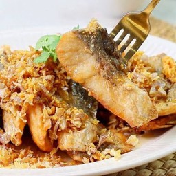 เนื้อปลาทอดกระเทียม