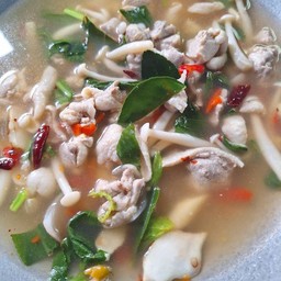 ต้มยำไก่ใบกระเพรา (น้ำใส)