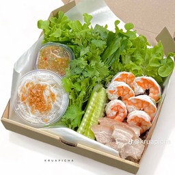 ชุดเมี่ยงหมูสามชั้น กุ้ง พร้อมเส้น ผัก และน้ำจิ้มซีฟู๊ด