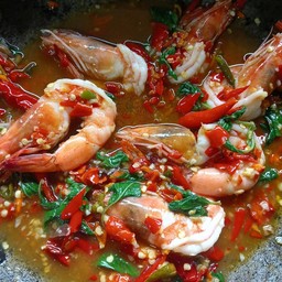 กะเพรากุ้งราดข้าว