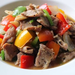 ผัดพริกไทยดำราดข้าว