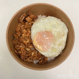 ข้าวหมูทอดกระเทียมไข่ดาว